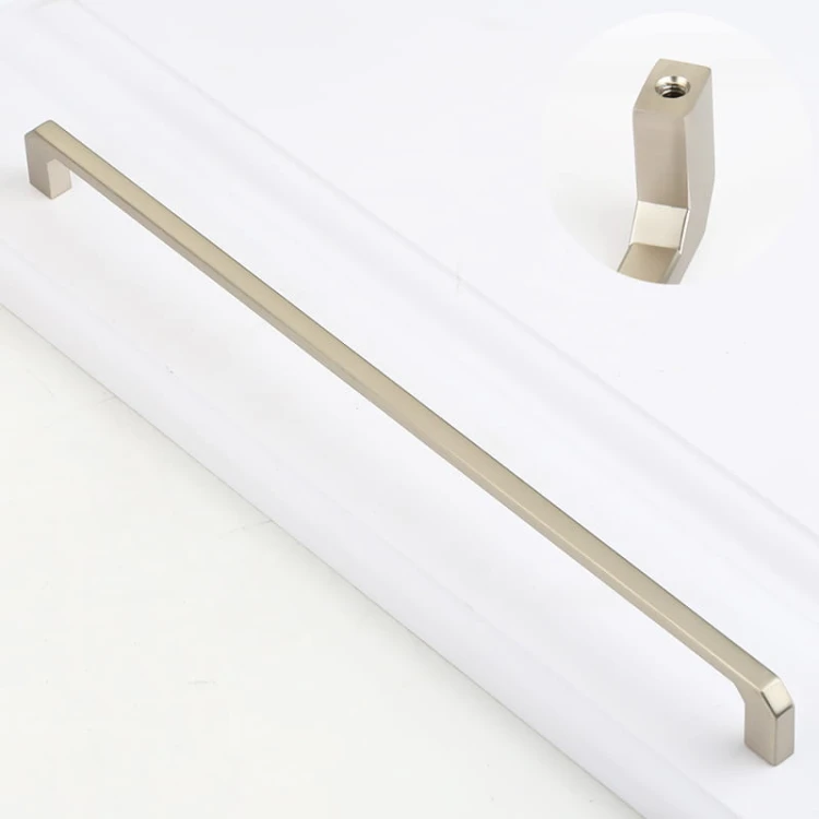Eleganter Möbelgriff Clara aus gebürstetem Nickel mit einem Lochabstand von 192 mm.