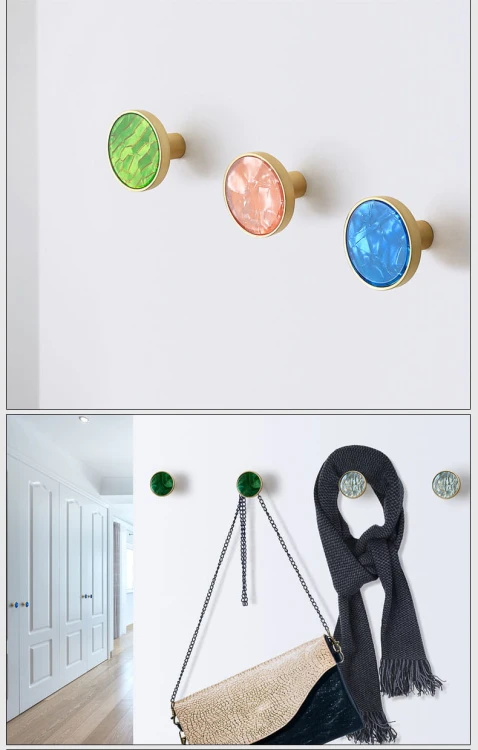 Runde farbige Möbelknöpfe Santa, an der Wand montiert und als dekorative Haken verwendet.
