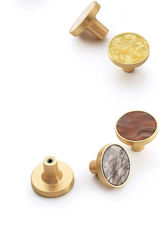 Set dekorativer runder Möbelknöpfe Santa in Pastelltönen mit goldfarbenen Akzenten.