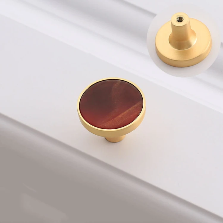Eleganter burgunderbrauner Möbelknopf Santa für Schränke und Kommoden mit goldfarbener Umrandung.