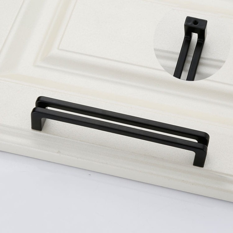 Möbelgriff Pino – schwarzer länglicher Aufsatzgriff, Größe 128 mm, für Schränke und Schubladen. Moderner Griff für Küchenmöbel, erhältlich im Shop egriffe.at