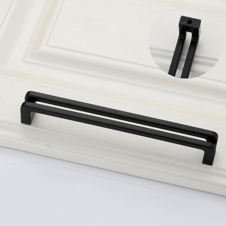 Möbelgriff Pino – schwarzer länglicher Aufsatzgriff, Größe 160mm, für Schränke und Schubladen. Moderner Griff für Küchenmöbel, erhältlich im Shop egriffe.at