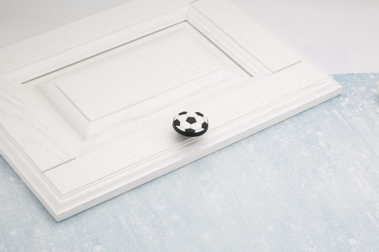 Kinder-Möbelgriff Football – Möbelknopf in Form eines Fußballs für Schränke und Kommoden im Kinderzimmer, erhältlich im Shop egriffe.at