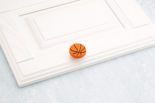 Uchwyt do mebli dziecięcych Basketball – pomarańczowa gałka w kształcie piłki do koszykówki do szafek i komód w pokoju dziecka, sklep euchwyty.pl