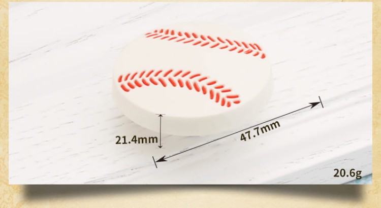 Zbliżenie na charakterystyczne czerwone przeszycia białej gałki meblowej Baseball