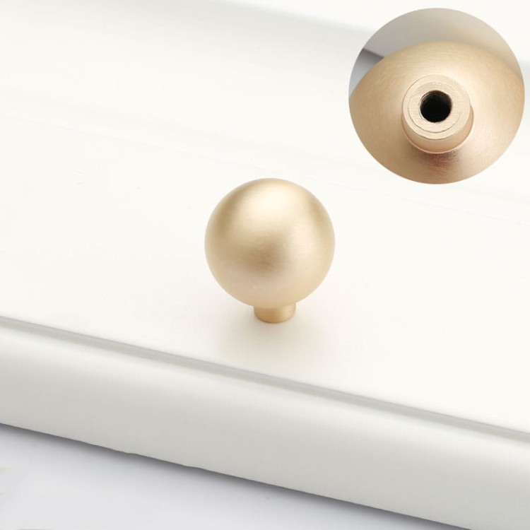 Möbelgriff Loma – schlichter Griff und runder Knopf in gebürstetem Nickel, Perlgrau und gebürstetem Gold für Schränke und Schubladen, erhältlich im Shop egriffe.at
