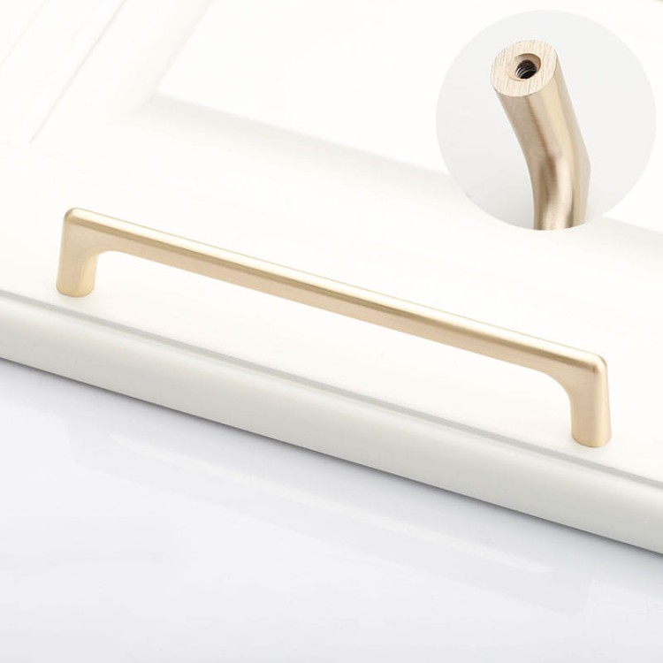 Länglicher Möbelgriff Loma in gebürstetem Gold mit einem Lochabstand von 160 mm für Schränke und Schubladen.