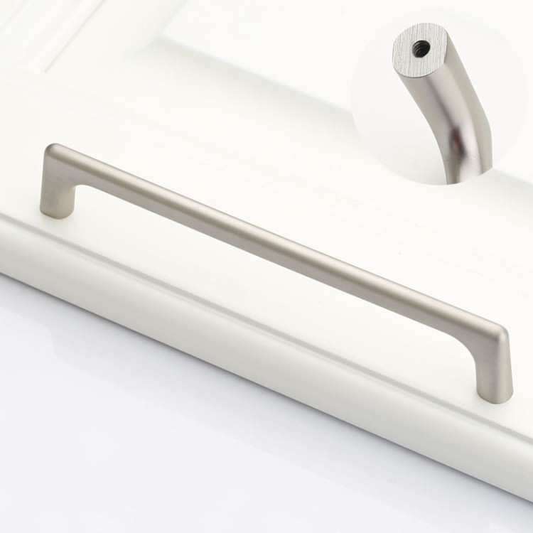Möbelgriff Loma – schlichter Griff und runder Knopf in gebürstetem Nickel, Größe 160 mm, für Schränke und Schubladen, erhältlich im Shop egriffe.at