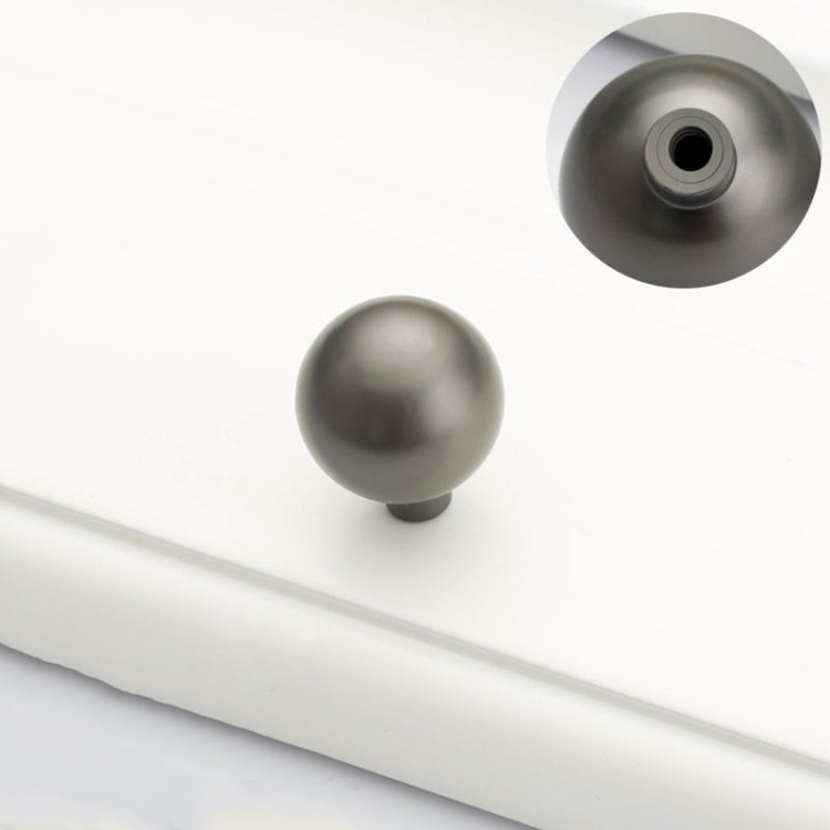 Möbelgriff Loma – schlichter Griff und runder Knopf in Perlgrau. Möbelknopf für Schränke und Schubladen, erhältlich im Shop egriffe.at