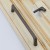 Möbelgriff Loma – schlichter Griff und runder Knopf in Perlgrau, Größe 160 mm, für Schränke und Schubladen, erhältlich im Shop egriffe.at