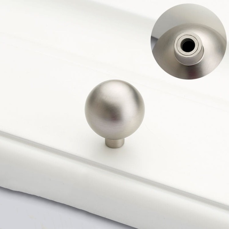 Runder Möbelknopf Loma mit Oberfläche aus gebürstetem Nickel.