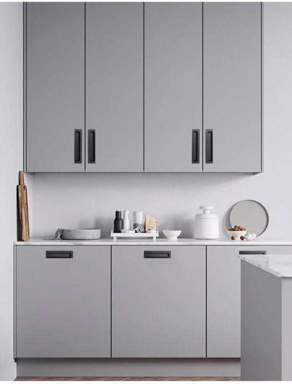 Möbelgriff Olivos – länglicher eingelassener Griff für Schränke und Schubladen in Gold und Schwarz, erhältlich im Shop egriffe.at