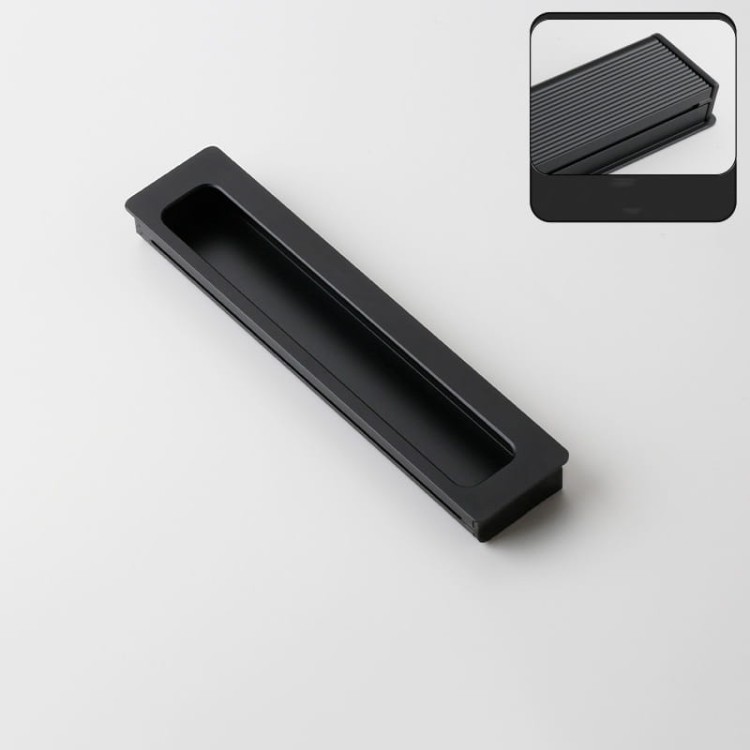 Schwarzer Einlass-Möbelgriff Olivos mit einer Länge von 150 mm.