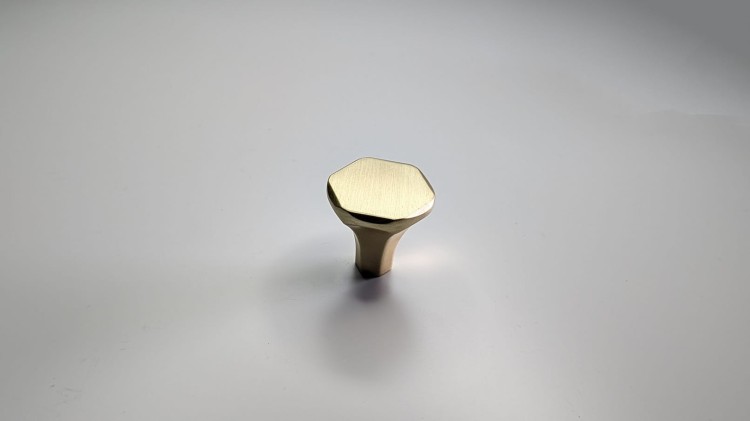 Möbelgriff Grillo – eleganter länglicher Griff und sechseckiger Knopf für Schränke und Schubladen in gebürstetem Gold, Schwarz, gebürstetem Nickel und Perlgrau – egriffe.at.