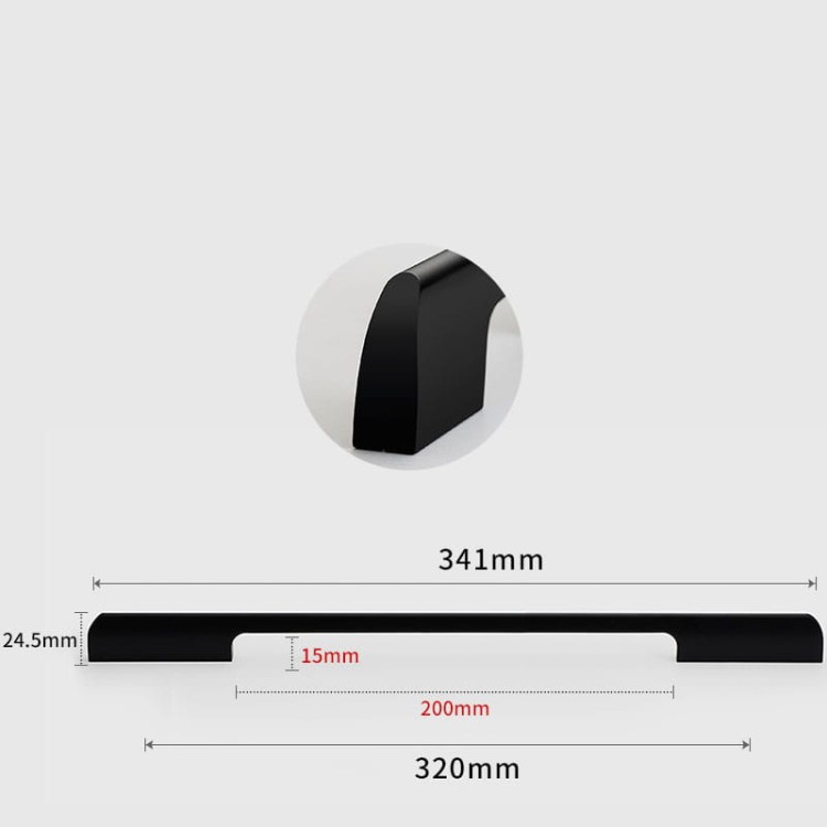 Langer schwarzer Möbelgriff Garcia mit einem Lochabstand von 320 mm.