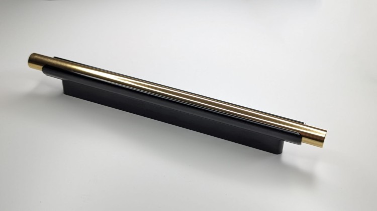 Möbelgriff Carao – schwarzer Griff mit dekorativem Goldelement im modernen, industriellen und eleganten Stil. Erhältlich in 64, 96, 128, 160, 320 und 448 mm. Ideal für Küchenfronten und Wohnzimmermöbel – egriffe.at