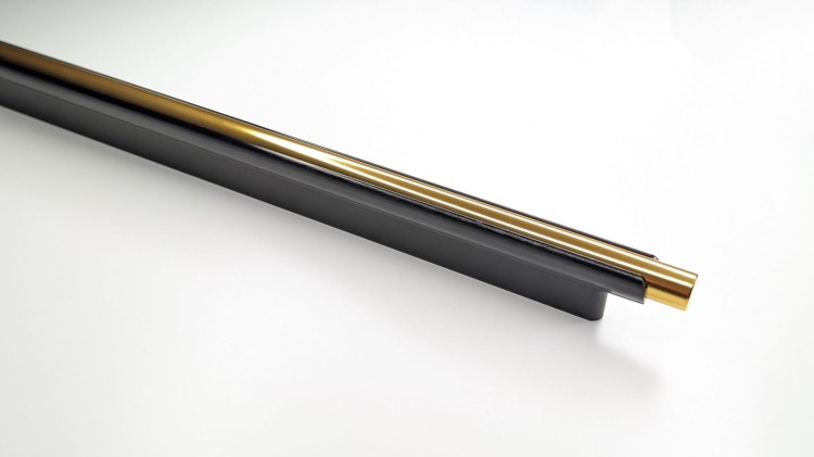 Möbelgriff Carao – schwarzer Griff mit dekorativem Goldelement im modernen, industriellen und eleganten Stil. Erhältlich in 64, 96, 128, 160, 320 und 448 mm. Ideal für Küchenfronten und Wohnzimmermöbel – egriffe.at