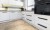 Nowoczesna kuchnia z zamontowanymi podłużnymi uchwytami Rita w kolorze czarnym