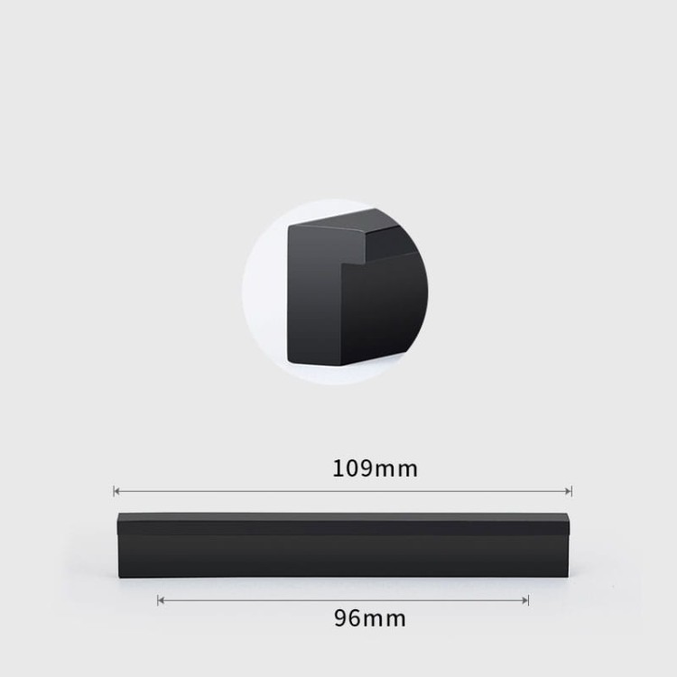 Schwarzer länglicher Möbelgriff Rita – Größe 96 mm, Farbe Schwarz.