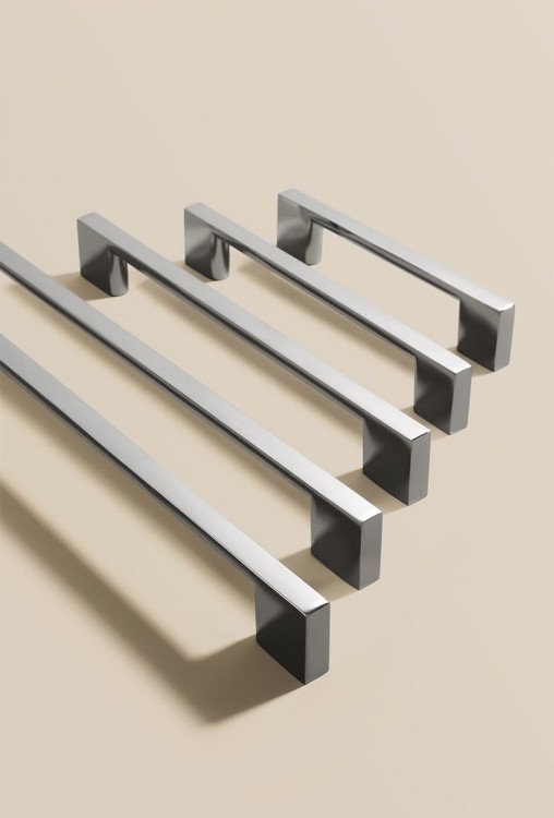 Möbelgriff Anto – klassischer kantiger Frontmontage-Griff in Schwarz, gebürstetem Nickel, Sandgold und glänzendem Chrom. Größen 128–320 mm, ideal für Küche, Bad, Schränke, Kommoden und Schubladen.