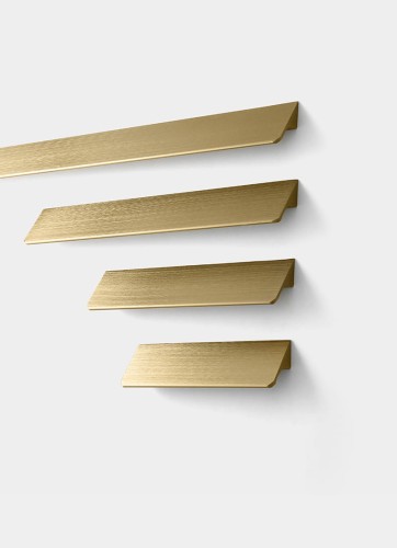 Möbelgriff Fargo – Kantengriff in gebürstetem Gold, gebürstetem Schwarz und gebürstetem Grau. Größen 96, 128, 192, 320 und 800 mm, im Loft-, Modern-, Skandi- und Industrial-Stil – egriffe.at