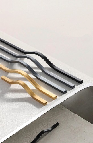 Möbelgriff Imperio – länglicher Griff in Gold, Schwarz oder gebürstetem Grau, aus kratzfestem Metall. Längen 160–800 mm, ideal für große Fronten, Schiebetürschränke und moderne Einbauten.