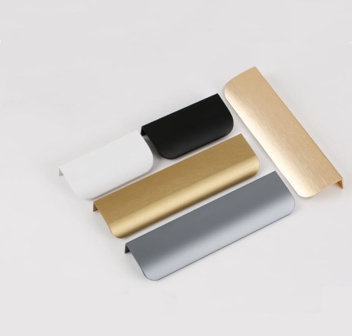 Möbelgriff Antonio – Kantengriff mit ergonomisch abgerundeter Front in gebürstetem Gold, Kaffeegold, Schwarz, Weiß und Grau. Ideal für moderne Küchen- und Wohnmöbel – egriffe.at