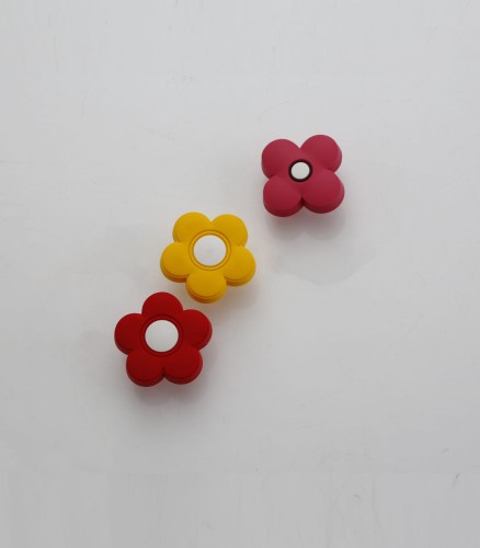 Kolorowe gałki meblowe Flor w kształcie kwiatków w odcieniach czerwonym, żółtym i różowym