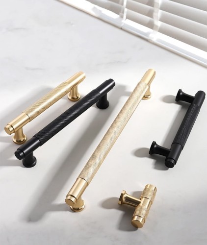 Uchwyt meblowy Fonda – T-Bar w matowym wykończeniu czarny lub złoty, dostępny jako T-Bar, 128 mm i 192 mm, idealny do nowoczesnych, loftowych i industrialnych mebli kuchennych, łazienkowych, szaf i komód