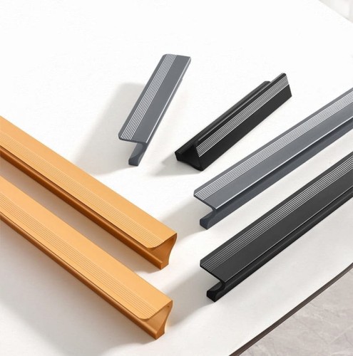 Möbelgriff Morro aus Aluminium in Mattschwarz, Grau und Champagnergold. Größen 96, 128, 192 und 320 mm. Moderner, loftiger, industrieller und minimalistischer Stil – für Küche, Bad, Schränke und Kommoden.