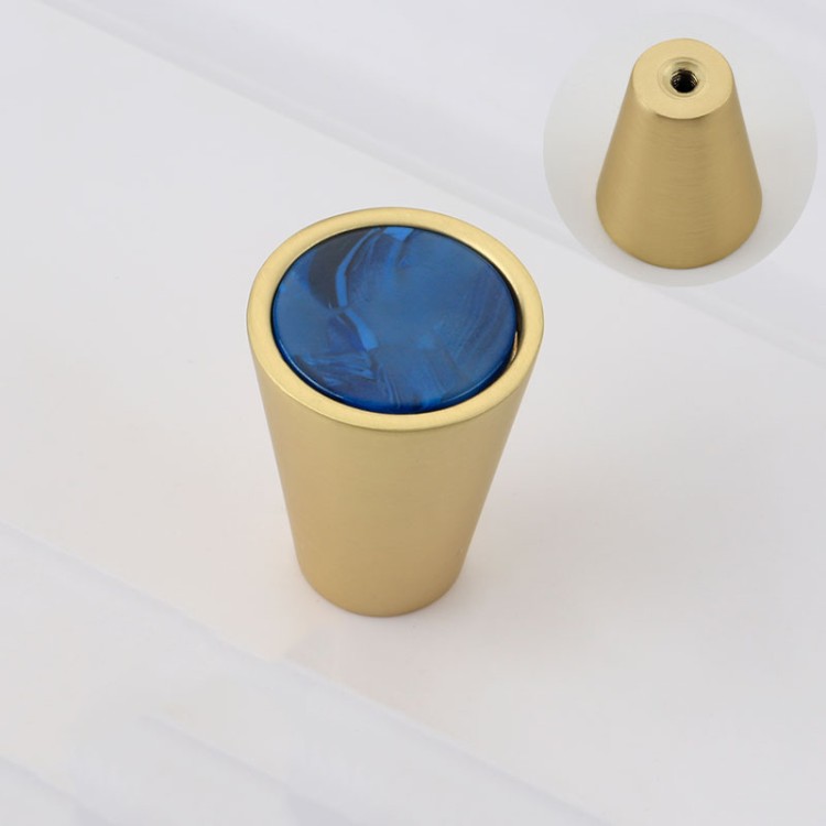 Goldfarbener Möbelknopf Luiza mit intensiv blauem Dekor.