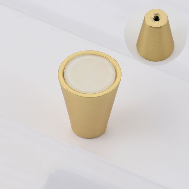 Klassischer weißer Möbelknopf Luiza in eleganter goldfarbener Fassung.