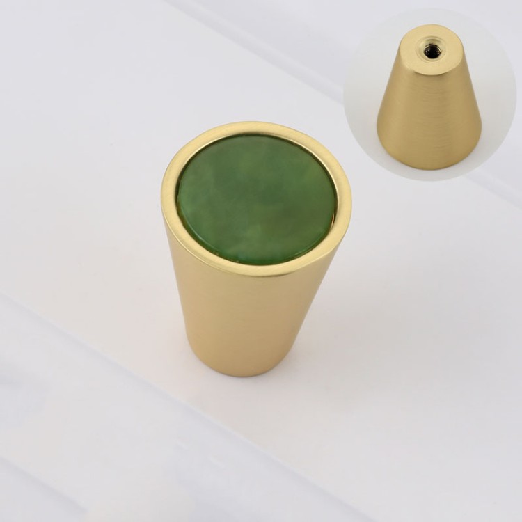 Lebhaft grüner Möbelknopf Luiza mit goldfarbener Basis.