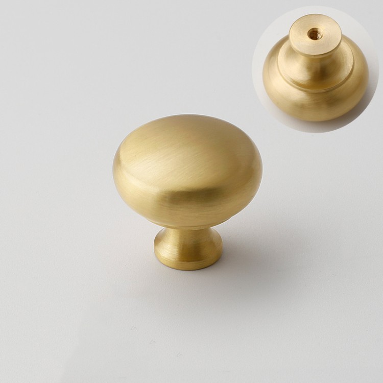 Möbelknopf Palma Messing – eleganter, klassischer Knopf aus massivem Messing in Messingfarbe. In 25 und 30 mm erhältlich, ideal für Küche, Bad, Kommoden, Schubladen und Schränke – egriffe.at