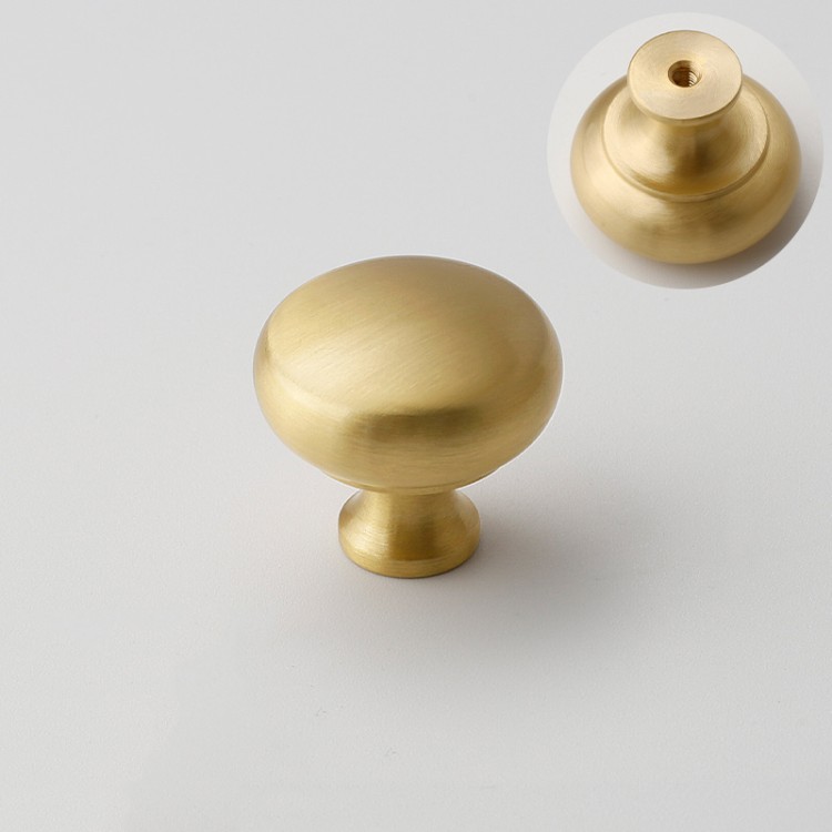 Möbelknopf Palma Messing – eleganter, klassischer Knopf aus massivem Messing in Messingfarbe. In 25 und 30 mm erhältlich, ideal für Küche, Bad, Kommoden, Schubladen und Schränke – egriffe.at