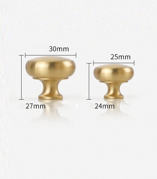 Möbelknopf Palma Messing – eleganter, klassischer Knopf aus massivem Messing in Messingfarbe. In 25 und 30 mm erhältlich, ideal für Küche, Bad, Kommoden, Schubladen und Schränke – egriffe.at