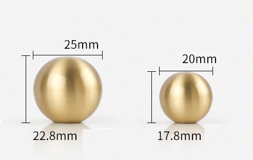 Möbelknopf Costa Messing – klassischer, kugelförmiger Knopf aus massivem Messing mit satiniert/gebürstetem Finish, erhältlich in 20 und 25 mm. Für Küche, Bad, Kommoden, Schubladen und Schränke – egriffe.at
