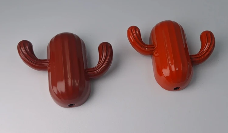 Wieszak ścienny Cactus – zabawny i nowoczesny, idealny do przedpokoju, kuchni, łazienki i pokoju dziecięcego. Solidny, łatwy w montażu. Dostępne kolory: złoty, czerwony, zielony, szary.