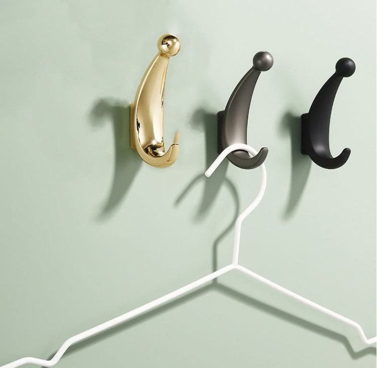 Wandhaken Celma – schlichtes, elegantes Design in moderner Ausführung. Solide verarbeitet, leicht zu montieren und vielseitig einsetzbar in Bad, Küche, Flur oder Büro. Farben: Gold, Schwarz und Perlgrau.