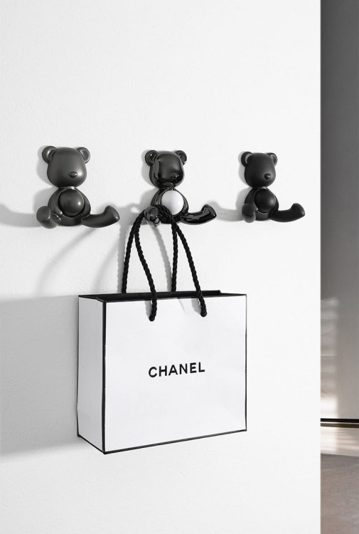 Wandhaken Teddy in Bärenform – verspielter Akzent für Kinderzimmer und moderne Interieurs. Ideal für Kleidung, Rucksäcke und Handtücher. Farben: Schwarz mit weißem Akzent und Perlgrau.