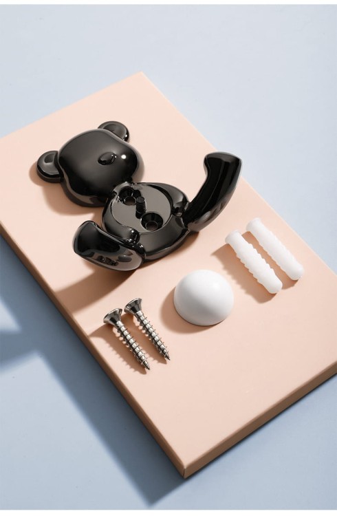 Wandhaken Teddy in Bärenform – verspielter Akzent für Kinderzimmer und moderne Interieurs. Ideal für Kleidung, Rucksäcke und Handtücher. Farben: Schwarz mit weißem Akzent und Perlgrau.