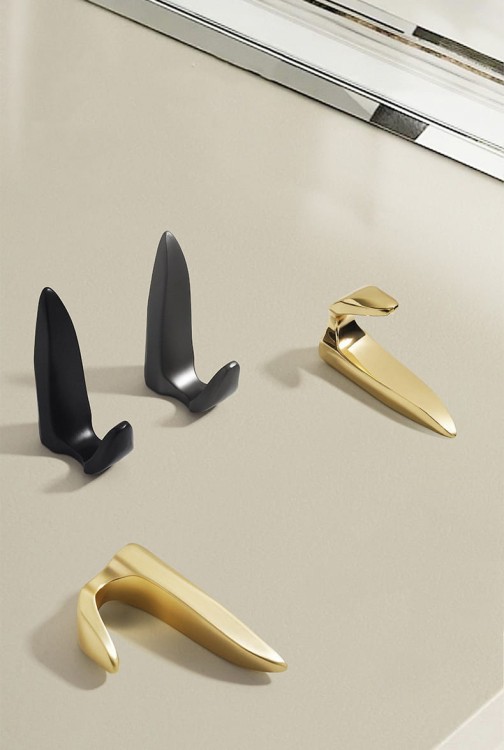 Wandhaken Gordo mit modernem minimalistischem Design. Robust, kratzfest und einfach mit Schrauben zu montieren. Ideal für Zuhause, Büro oder Bad. Farben: Gold, Schwarz und Perlgrau.
