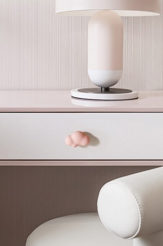 Uchwyt meblowy Cloud w kształcie pastelowej chmurki, idealny do pokoju dziecka, przedszkola lub żłobka. Kolory: różowy, zielony, niebieski, biały. Miękkie, bezpieczne krawędzie i dziecięcy, skandynawski styl.