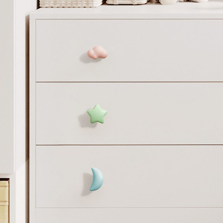 Kindermöbelgriff Misia in Form eines pastellfarbenen Sterns, ideal für Kommoden, Schränke und Schubladen im Kinderzimmer. Farben: Rosa, Grün, Weiß und Blau. Märchenhaft-modernes Design, Montageschrauben im Set.