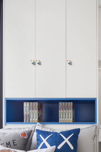 Gałka meblowa Mouse – pastelowa kula z złotymi uszkami, idealna do mebli dziecięcych. Dostępna w kolorach: róż, zieleń, błękit, biel. Dziecięcy, nowoczesny design do komód, szuflad i szafek.