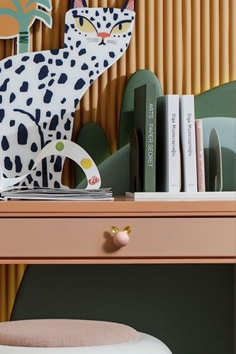 Gałka meblowa Pig – pastelowa kula z uroczymi złotymi uszami świnki. Dostępna w kolorach: róż, zieleń, błękit, biel. Idealna do komód, szafek i szuflad w pokoju dziecka, w bajkowym, nowoczesnym stylu.