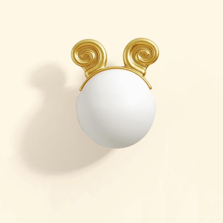 Kindermöbelgriff Goat – dekorativer Knopf in Form einer pastellfarbenen Kugel mit goldenen Hörnern. Farben: Rosa, Grün, Hellblau und Weiß. Ideal für Kommoden, Schubladen und Schränke im märchenhaften, modernen Kinderzimmer.