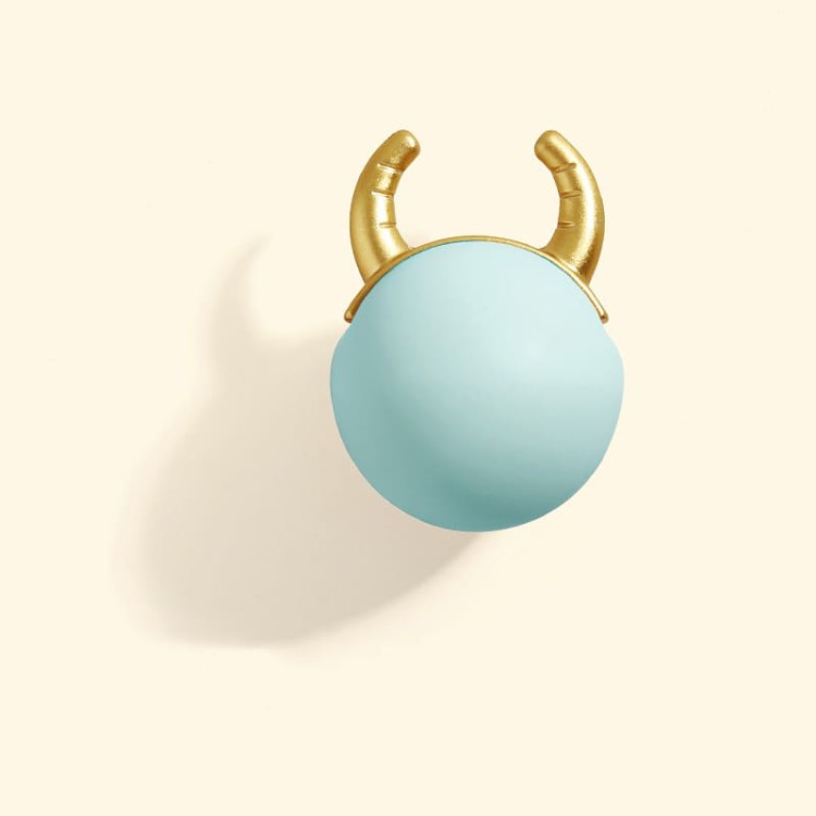 Kindermöbelgriff Cow in Form einer pastellfarbenen Kugel mit goldenen Hörnern verleiht Kindermöbeln Charme – ideal für Schubladen, Kommoden und Schränke im Kinderzimmer.
