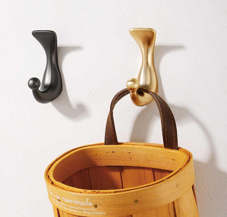 Stilvoller Wandhaken Monte in eleganter Retro-Form. Solide aus robusten Materialien gefertigt, einfach zu montieren, Schrauben im Set. Farben: Gold und Schwarz. Funktionale Dekoration für jeden Raum.