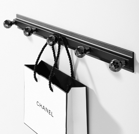 Wandhakenleiste Linda in Schwarz – moderne Leiste mit 4 oder 5 Haken. Solide, kratzfeste Ausführung und einfache Schraubmontage. Ideal für Flur, Garderobe, Büro und Bad.